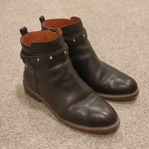 Pikolinos black leather boots
